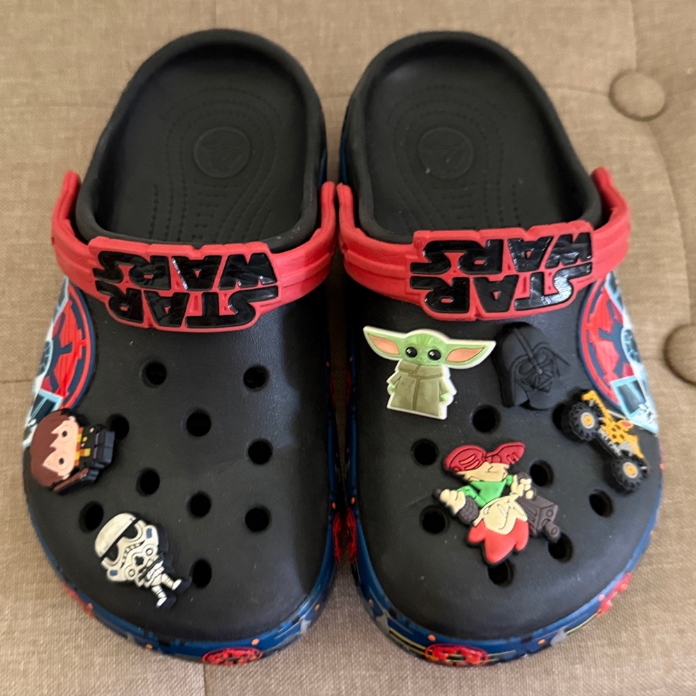 CROCS Kids Black & Red Star Wars Clog Sandals with Character Jibbitz size 2 - Picture 6 of 8